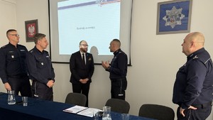 Na zdjęciach znajdują się Policjanci w trakcie rocznej odprawy. Widoczny jest Komendant Wojewódzki Policji w Bydgoszczy oraz Komendanci Policji garnizonu toruńskiego, przybyli goście oraz przedstawiciele władz miasta Torunia i samorządowcy.