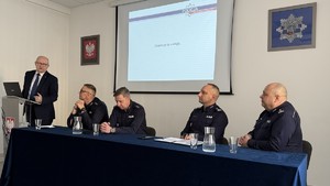 Na zdjęciach znajdują się Policjanci w trakcie rocznej odprawy. Widoczny jest Komendant Wojewódzki Policji w Bydgoszczy oraz Komendanci Policji garnizonu toruńskiego, przybyli goście oraz przedstawiciele władz miasta Torunia i samorządowcy.