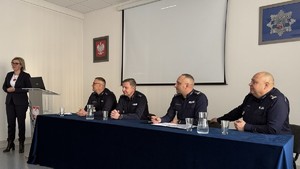 Na zdjęciach znajdują się Policjanci w trakcie rocznej odprawy. Widoczny jest Komendant Wojewódzki Policji w Bydgoszczy oraz Komendanci Policji garnizonu toruńskiego, przybyli goście oraz przedstawiciele władz miasta Torunia i samorządowcy.