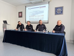 Na zdjęciach znajdują się Policjanci w trakcie rocznej odprawy. Widoczny jest Komendant Wojewódzki Policji w Bydgoszczy oraz Komendanci Policji garnizonu toruńskiego, przybyli goście oraz przedstawiciele władz miasta Torunia i samorządowcy.