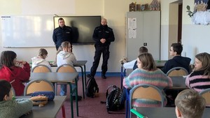 Zdjęcia profilaktyczne przedstawiające funkcjonariuszy i młodzież podczas omawiania bezpieczeństwa.