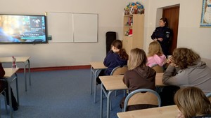 Zdjęcia profilaktyczne przedstawiające funkcjonariuszy i młodzież podczas omawiania bezpieczeństwa.