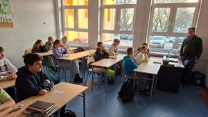 Zdjęcia profilaktyczne przedstawiające funkcjonariuszy i młodzież podczas omawiania bezpieczeństwa.