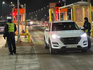 Policjanci podczas badania trzeźwości kierowców