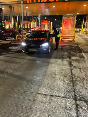 Policjanci podczas badania trzeźwości kierowców