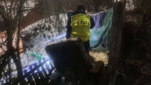 Na zdjęciu widać funkcjonariuszy Policji oraz Straży Miejskiej. Kontrolują miejsca, gdzie przebywają osoby w kryzysie bezdomności.