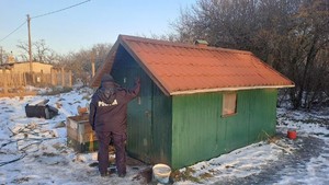 Na zdjęciu widać funkcjonariuszy Policji oraz Straży Miejskiej. Kontrolują miejsca, gdzie przebywają osoby w kryzysie bezdomności.