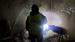 Na zdjęciu widać funkcjonariuszy Policji oraz Straży Miejskiej. Kontrolują miejsca, gdzie przebywają osoby w kryzysie bezdomności.