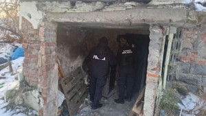 Na zdjęciu widać funkcjonariuszy Policji oraz Straży Miejskiej. Kontrolują miejsca, gdzie przebywają osoby w kryzysie bezdomności.