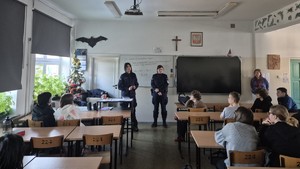 Na zdjęciu dwie policjantki, które prowadzą zajęcia z młodzieżą na temat hejtu i przemocy rówieśniczej.