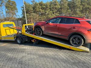 zdjęcia przedstawiają pojazd kia na lawecie. Widać na nim także policjanta i radiowóz. Na kolejnym zdjęciu widać zatrzymanego kierującego.