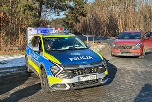 zdjęcia przedstawiają pojazd kia na lawecie. Widać na nim także policjanta i radiowóz. Na kolejnym zdjęciu widać zatrzymanego kierującego.