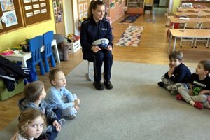 na zdjęciu policjantka z dziećmi