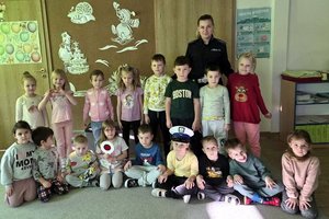 na zdjęciu policjantka z dziećmi