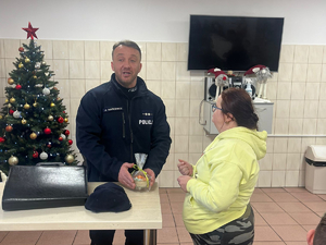 dzielnicowy z wizytą profilaktyczną