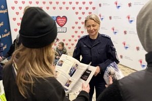 Na zdjęciach widzimy policjantów oraz wolontariuszy WOŚP.  Zdjęcia wykonane są na toruńskiej starówce oraz w Dowrze Artusa. Na zdjęciach widać policyjne radiowozy, umundurowanych policjantów.