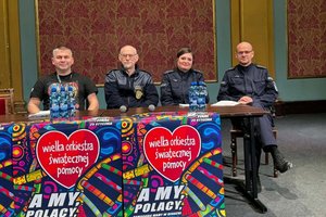 Na zdjęciach widzimy policjantów oraz wolontariuszy WOŚP.  Zdjęcia wykonane są na toruńskiej starówce oraz w Dowrze Artusa. Na zdjęciach widać policyjne radiowozy, umundurowanych policjantów.