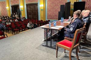 Na zdjęciach widzimy policjantów oraz wolontariuszy WOŚP.  Zdjęcia wykonane są na toruńskiej starówce oraz w Dowrze Artusa. Na zdjęciach widać policyjne radiowozy, umundurowanych policjantów.