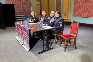 Na zdjęciach widzimy policjantów oraz wolontariuszy WOŚP.  Zdjęcia wykonane są na toruńskiej starówce oraz w Dowrze Artusa. Na zdjęciach widać policyjne radiowozy, umundurowanych policjantów.