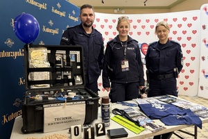 na zdjęciu widzimy policjantów przy stanowisku promocyjnym w Dworze Artusa.