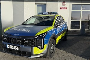 Na zdjęciach znajduje się oznakowany radiowóz marki Kia Sportage, przed Komisariatem Policji w Dobrzejewicach. Na kolejnym zdjęciu widać dostawczego Fiata, którym kierował zatrzymany 33-latek.