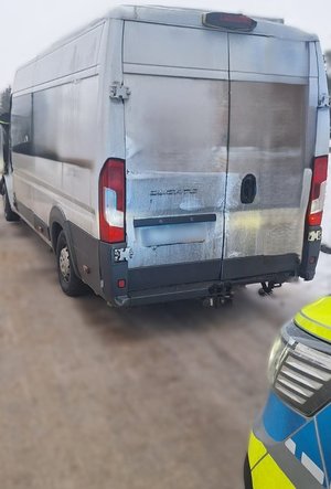 Na zdjęciach znajduje się oznakowany radiowóz marki Kia Sportage, przed Komisariatem Policji w Dobrzejewicach. Na kolejnym zdjęciu widać dostawczego Fiata, którym kierował zatrzymany 33-latek.