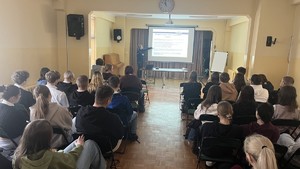 Policjantki rozmawiają z uczniami o zawodzie policjanta