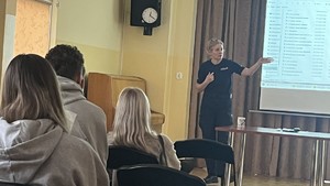 Policjantki rozmawiają z uczniami o zawodzie policjanta