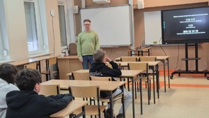 Na zdjęciu są profilaktycy na zajęciach z uczniami, podczas których omawiają tematykę bezpiecznych ferii, hejtu, przemocy rówieśniczej oraz narkotyków.