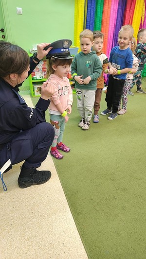 Na zdjęciach znajduje się policjantka oraz pracownik Zespołu ds. Profilaktyki Społecznej podczas spotkania z dziećmi przedszkola.