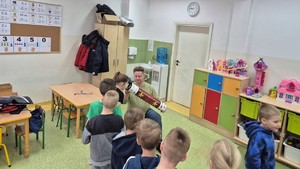 Na zdjęciach znajduje się policjantka oraz pracownik Zespołu ds. Profilaktyki Społecznej podczas spotkania z dziećmi przedszkola.