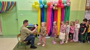 Na zdjęciach znajduje się policjantka oraz pracownik Zespołu ds. Profilaktyki Społecznej podczas spotkania z dziećmi przedszkola.