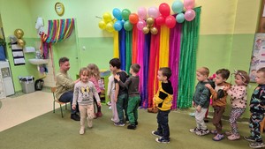 Na zdjęciach znajduje się policjantka oraz pracownik Zespołu ds. Profilaktyki Społecznej podczas spotkania z dziećmi przedszkola.