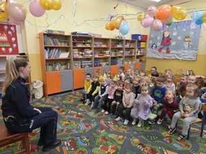 policjantka podczas zajęć z dziećmi