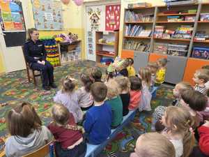 policjantka podczas zajęć z dziećmi