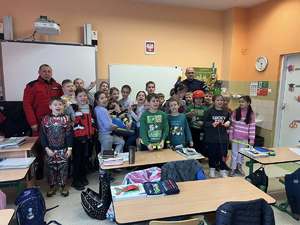 Policjant i ratownik prowadza zajęcia dla dzieci