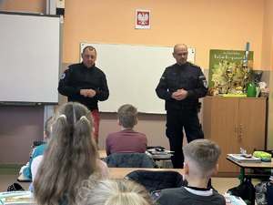 Policjant i ratownik prowadza zajęcia dla dzieci