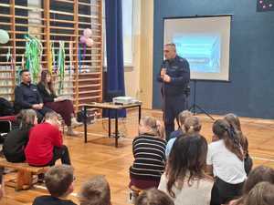 Policjant prowadzi prelekcję w szkole