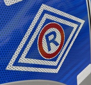 na zdjęciu widać część oznakowanego radiowóz wydziału ruchu drogowego.