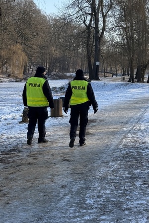 Policjanci patrolujący rejon akwenów. Posiadają założone żółte kamizelki odblaskowe