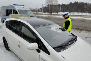 na zdjęciach widzimy umundurowanego policjanta ruchu drogowego. Mundurowy dokonuje kontroli kierujących pojazdami osobowymi.