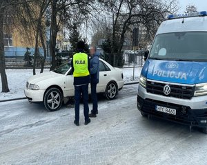 na zdjęciu widzimy policjanta przeprowadzającego kontrolę drogową