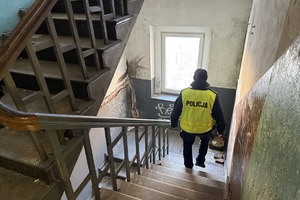 Na zdjęciach widzimy umundurowanych policjantów. Posiadają założone kamizelki odblaskowe. Kontrolują miejsca w których mogą przebywać osoby w kryzysie bezdomności.