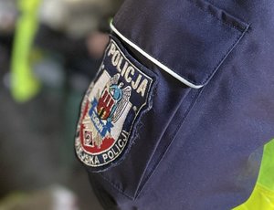 Na zdjęciach widzimy umundurowanych policjantów. Posiadają założone kamizelki odblaskowe. Kontrolują miejsca w których mogą przebywać osoby w kryzysie bezdomności.