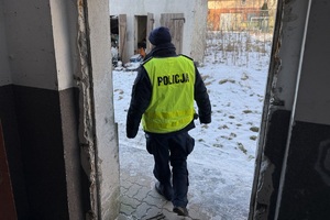 Na zdjęciach widzimy umundurowanych policjantów. Posiadają założone kamizelki odblaskowe. Kontrolują miejsca w których mogą przebywać osoby w kryzysie bezdomności.
