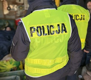 Na zdjęciach widzimy umundurowanych policjantów. Posiadają założone kamizelki odblaskowe. Kontrolują miejsca w których mogą przebywać osoby w kryzysie bezdomności.