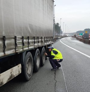 Zdjęcia przedstawiają kontrole pojazdów dostawczych oraz ciężarowych, a także autobusu miejskiego. Policjanci są umundurowani, posiadają założone kamizelki odblaskowe.