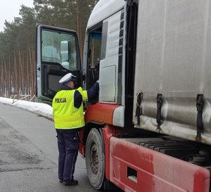 Zdjęcia przedstawiają kontrole pojazdów dostawczych oraz ciężarowych, a także autobusu miejskiego. Policjanci są umundurowani, posiadają założone kamizelki odblaskowe.