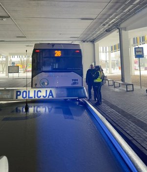Zdjęcia przedstawiają kontrole pojazdów dostawczych oraz ciężarowych, a także autobusu miejskiego. Policjanci są umundurowani, posiadają założone kamizelki odblaskowe.