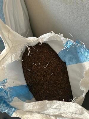 Na zdjęciach widać nieumundurowanego policjanta Wydziału dw. z przestępczością gospodarczą oraz zabezpieczona krajankę tytoniową.